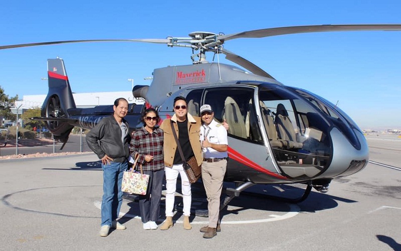 Mừng sinh nhật, nam ca sĩ Nhật Tinh Anh tặng bố mẹ một tour du lịch bay cùng trực thăng ở Grand Canyon