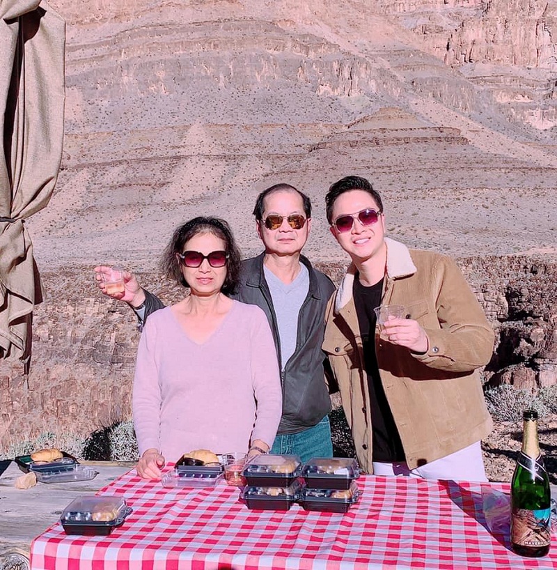 Nhật Tinh Anh đã cùng bố mẹ đi từ bất ngờ này đến bất ngờ khác trong chuyến du lịch đặc biệt ở Grand Canyon