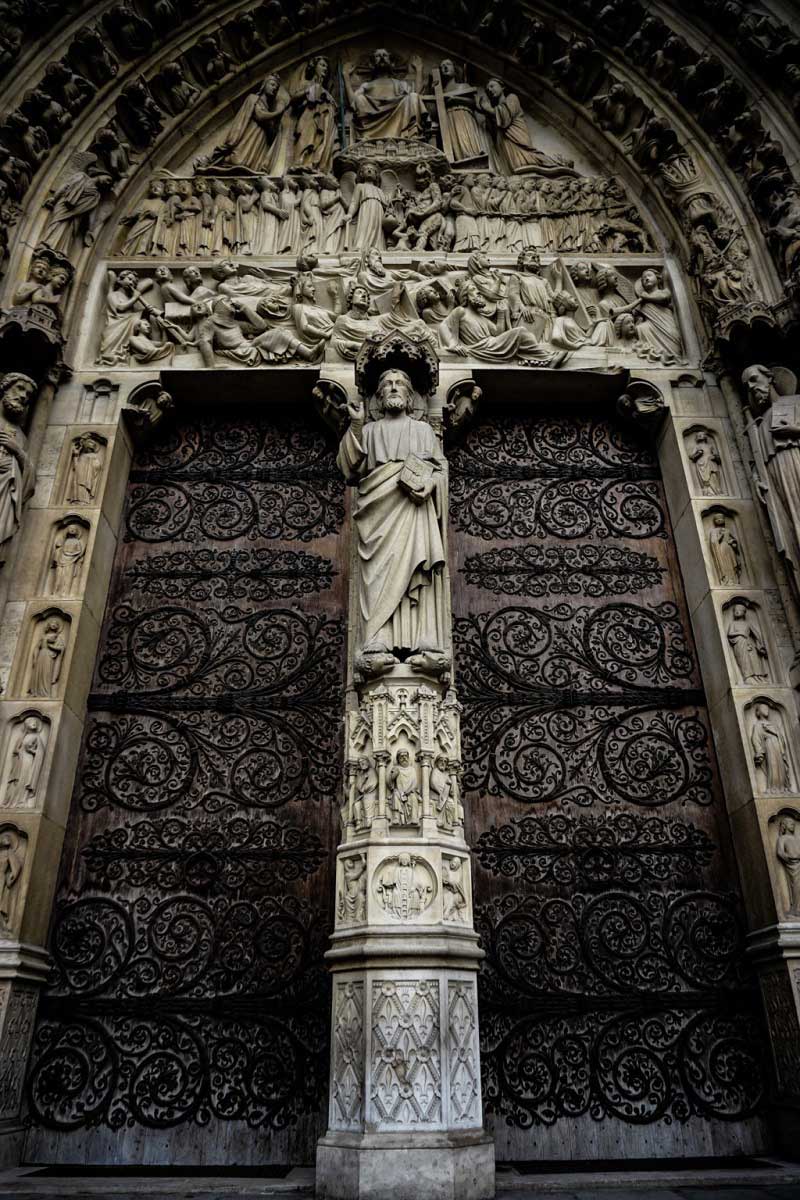 cánh cửa nhà thờ đức bà Paris 