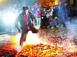 Rộn r&agrave;ng lễ hội nhảy lửa của người P&agrave; Thẻn