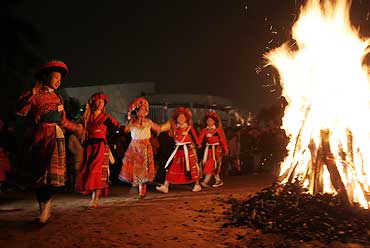 Rộn r&agrave;ng lễ hội nhảy lửa của người P&agrave; Thẻn