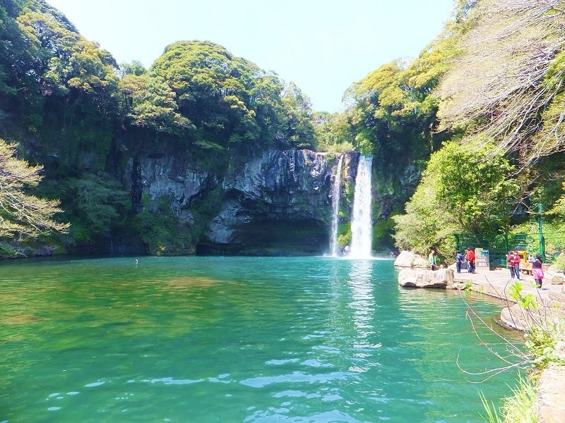 Nước xanh trong có thể nhìn thấu đáy ở thác nước Cheonjieon