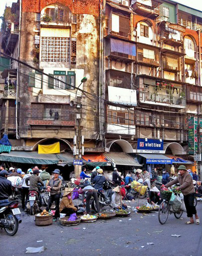 C&ocirc; g&aacute;i T&acirc;y đi t&igrave;m ẩm thực H&agrave; Nội