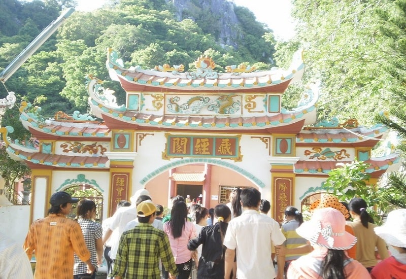 Cửa chính chùa Hang hướng về đất liền
