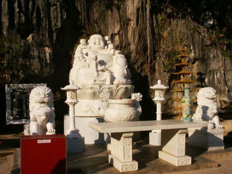 Trong Chùa có đặt một tượng Phật Di Lặc nặng 22 tấn bằng đá Non Nước