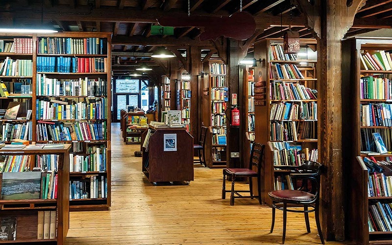 Richard Booth’s Bookshop là cửa hàng sách cũ đầu tiên và lâu đời nhất ở đây. Tại đây ngoài việc có vô số sách còn có cả một quán cà phê và một rạp chiếu phim nhỏ chuyên về những bộ phim nổi tiếng.  