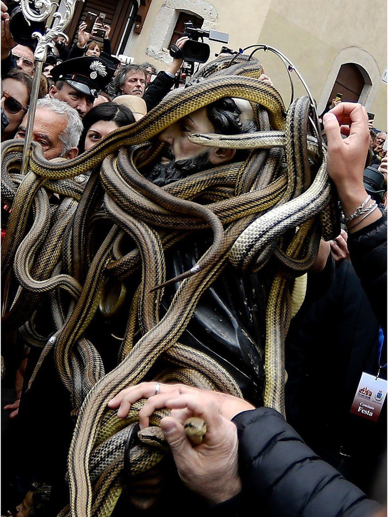 Rùng mình với lễ hội rước rắn ở Ý