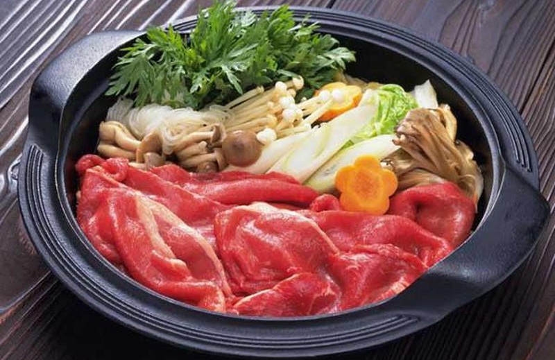 Còn rất nhiều món ăn, chẳng hạn như sukiyaki được chế biến từ thịt bò kote