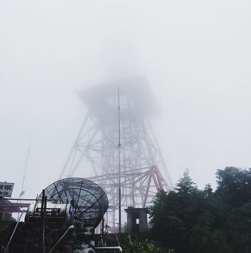 Tháp Truyền Hình nằm ở độ cao 1.375m trên đỉnh Thiên Nhị Ảnh: @tuonghoang_vananh.