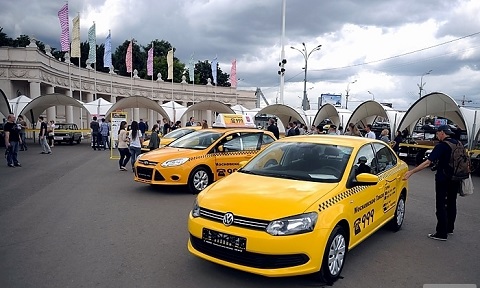 Một khách du lịch Moscow đón taxi ở Nga