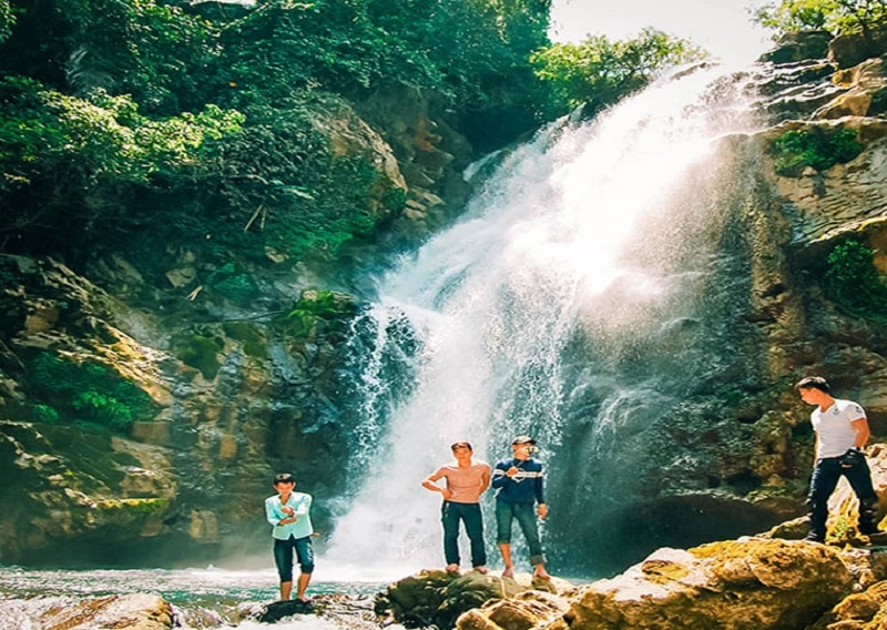 Thư giãn, chiêm ngưỡng ở thác Tà Puồng