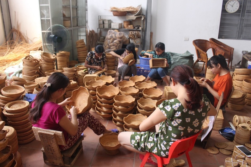  Làng Phú Vinh nổi tiếng về nghề đan mây tre với lịch sử phát triển nghề lâu đời. 