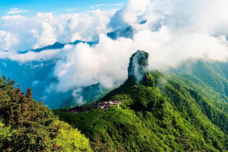 Núi Fanjing mờ ảo trong làn mây