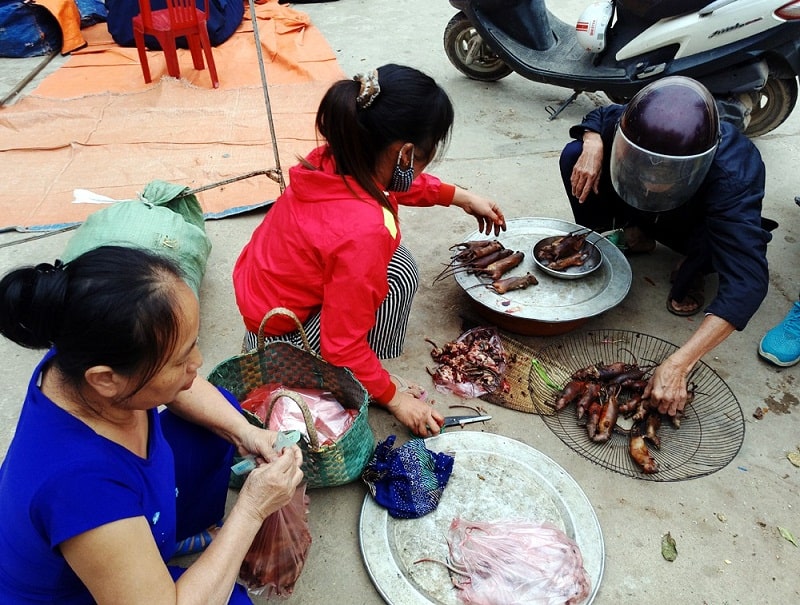 Du khách có thể dễ dàng bắt gặp những gian hàng bán thịt chuột như thế này ở Hà Giang