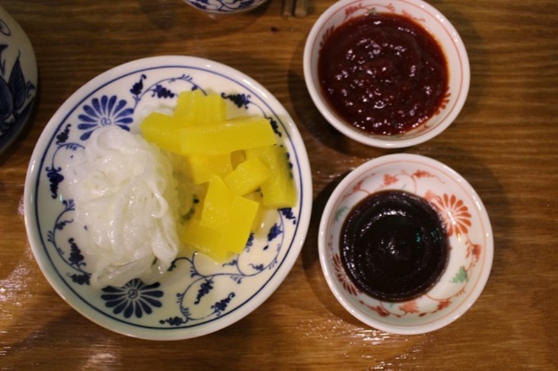 Người ta có dọn kèm cả củ cải muối và kim chi cho hợp với khẩu vị người Hàn