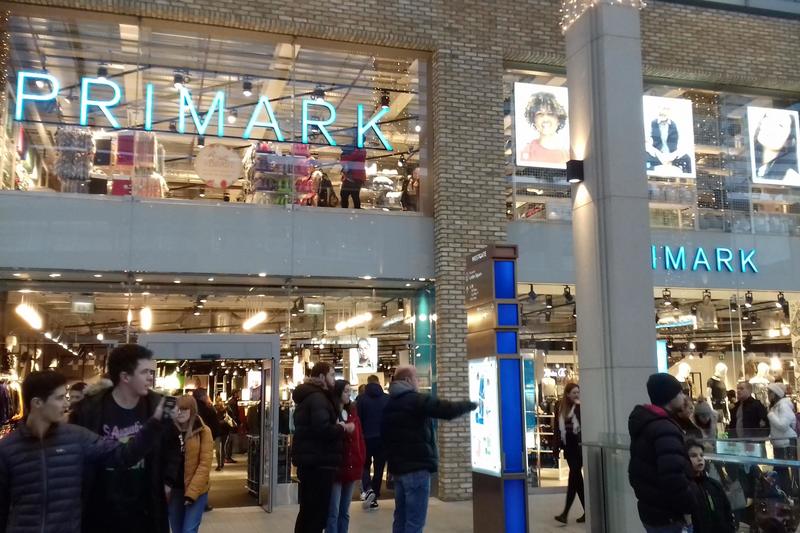 Primark - cửa hàng thời trang giá rẻ với lượng hàng lớn, đa dạng