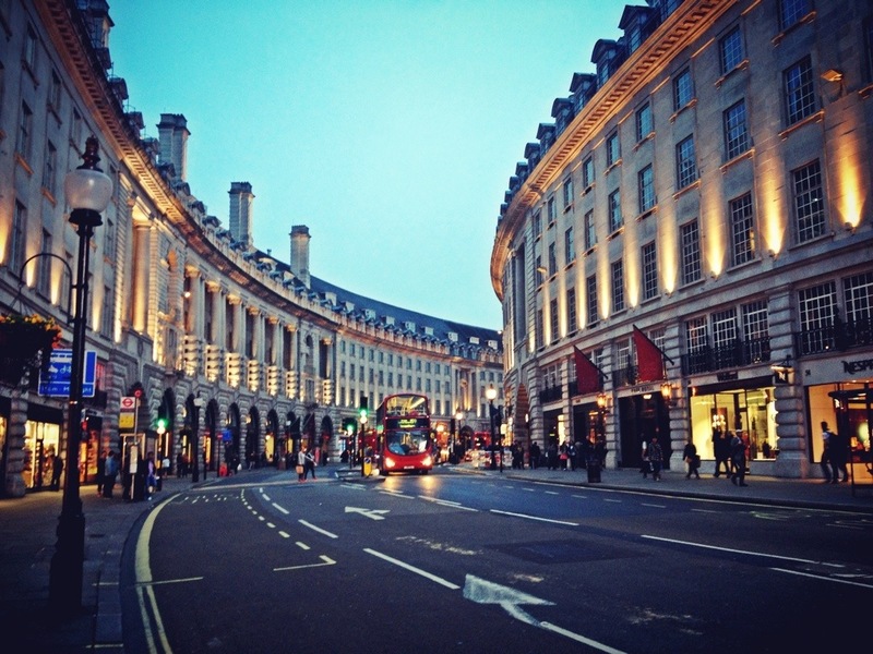   Regent Street - là đại lộ mua sắm ở London