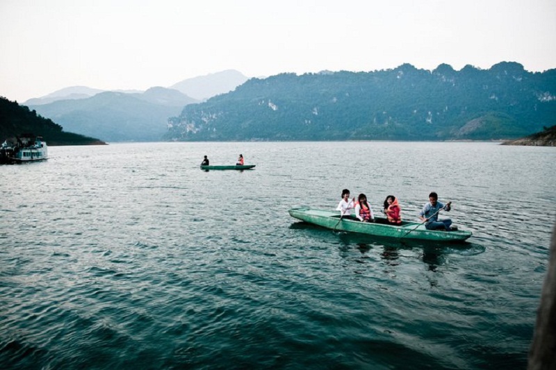Chèo thuyền kayak trải nghiệm khó quên trong chuyến hành trình du lịch Đà Bắc