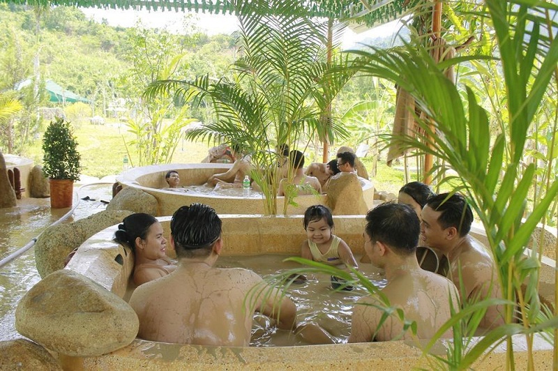 Đến với công viên Yang Bay - Nha Trang, bạn còn được tắm bùn với các dịch vụ hấp dẫn