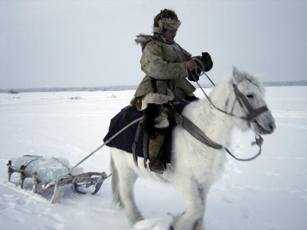  Một người đ&agrave;n &ocirc;ng Sakha v&agrave;o rừng săn bắn