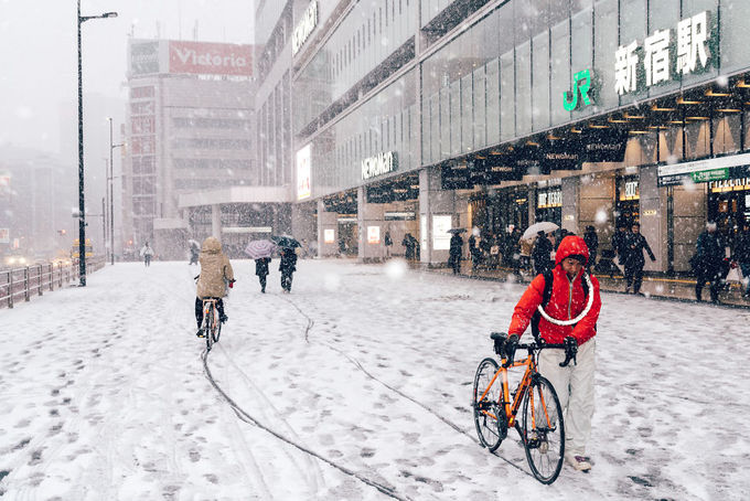 Tuyết rơi khiến được trơn trượt, nhiều người không đi được xe mà phải xuống dắt bộ