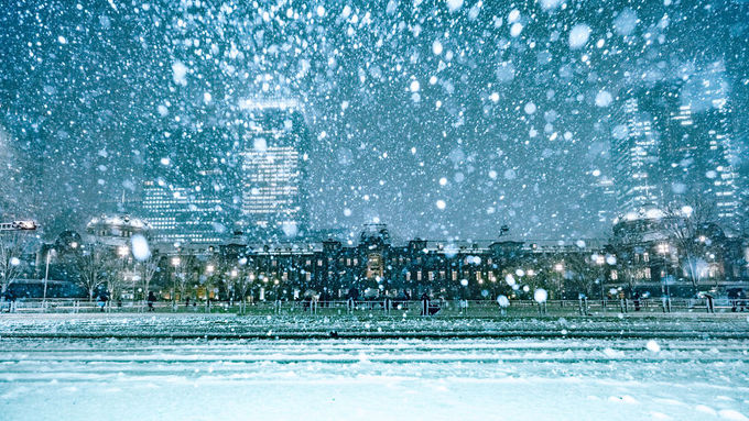 Tuyết bao phủ toàn bộ khu vực nhà ga trung tâm Tokyo, Nhật Bản.