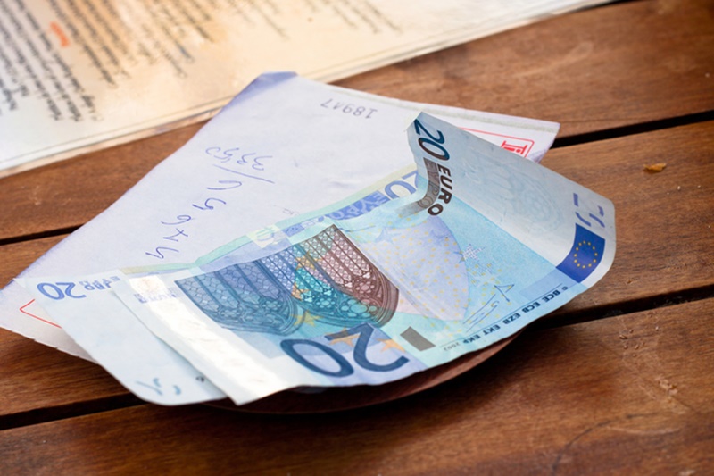 Người Pháp vẫn có thói quen để lại tiền tip khi đi ăn ở các nhà hàng hoặc dùng dịch vụ khách sạn
