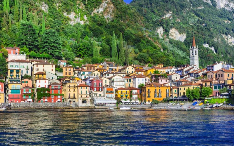 Varenna - ngôi làng thơ mộng soi bóng bên hồ ở Italy