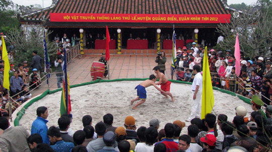 Đ&ocirc;ng đảo du kh&aacute;ch tham dự lễ hội vật l&agrave;ng S&igrave;nh 