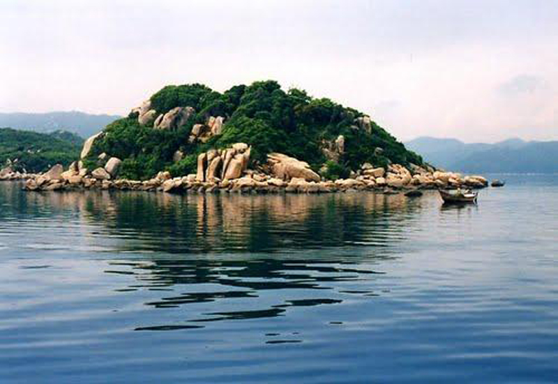 Những khối đá nhô cao lên trên mặt biển