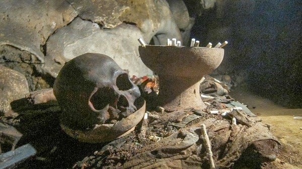 Người Toraja đặt xác trên núi