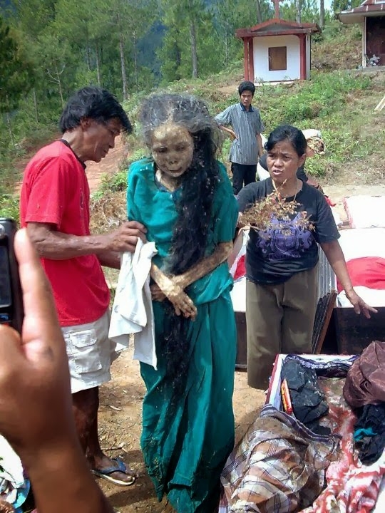  Hình ảnh một xác chết biết đi do người dân Toraja làm 'ma thuật'