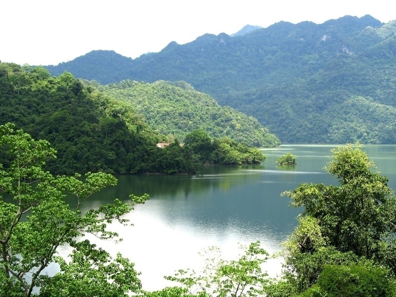    Núi rừng bao quanh hồ