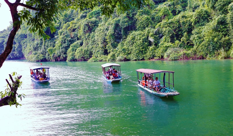   Du khách thưởng ngoạn trên mặt hồ