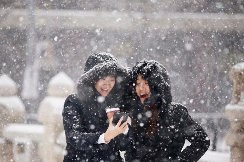 Người Hàn Quốc thường ghi lại những khoảnh khắc đáng nhớ khi tuyết đầu mùa rơi