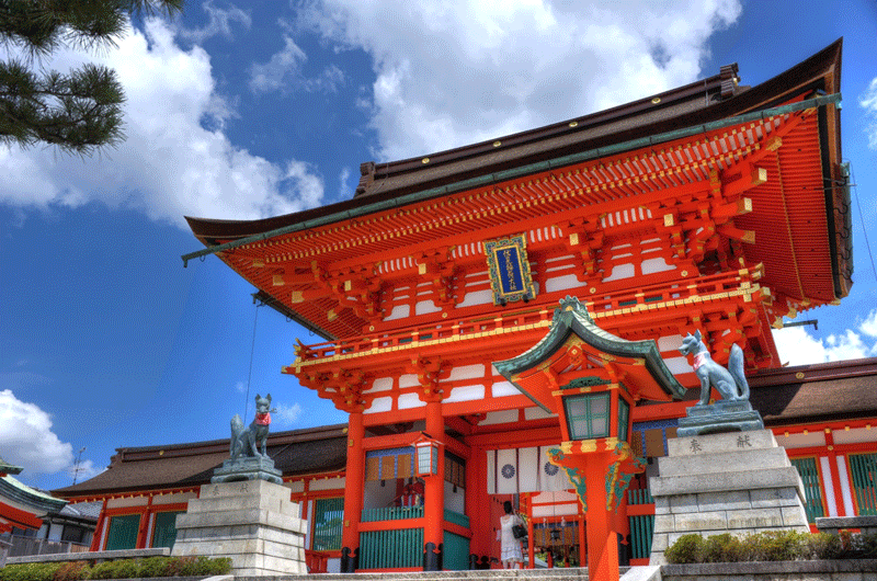 Đền thờ Fushimi Inari Shrine nằm ở phía Nam Kyoto