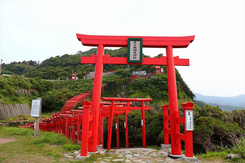 Đền được xây dựng dưới chân núi Inari