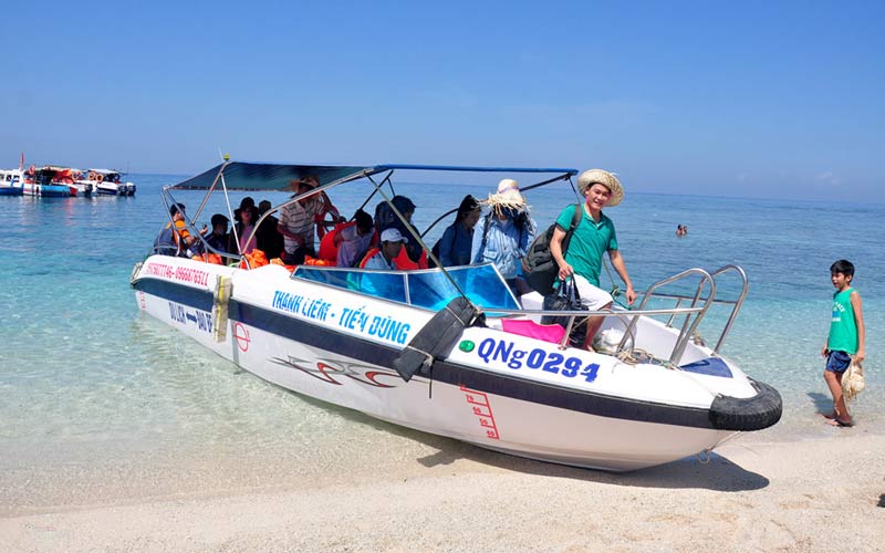 Để đến được đảo An Bình, du khách phải di chuyển bằng tàu