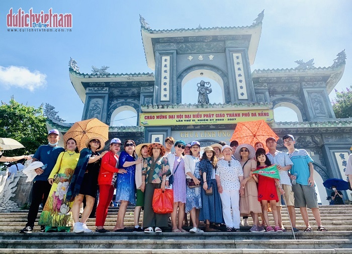 Khách chụp ảnh lưu niệm ở chùa Linh Ứng