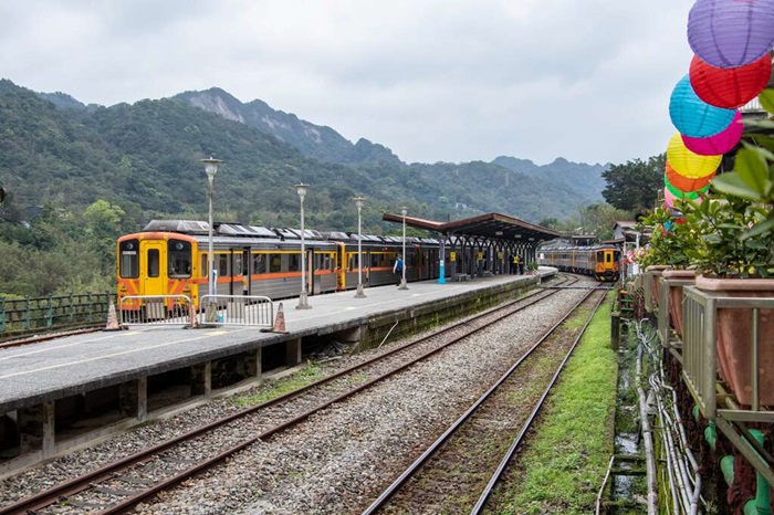 Tàu hỏa là phương tiện di chuyển đến công viên Dương Minh Sơn được nhiều người lựa chọn nhất. 