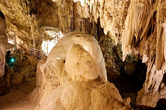 ghé thăm các hang động trong khu vực Thung Trâu Hòa Bình