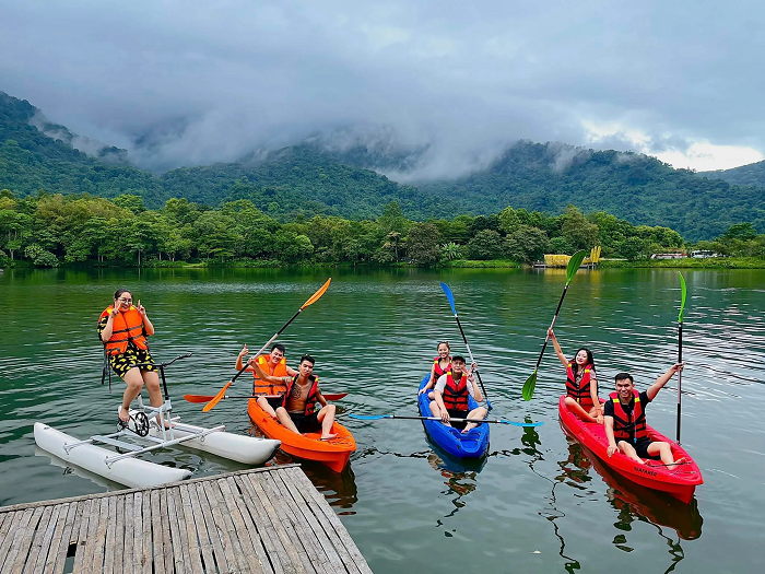 Bạn có thể tham gia các hoạt động thể thao dưới nước tại khu du lịch sinh thái Thiên Sơn Suối Ngà