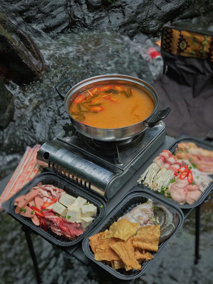 Du khách tự túc mang đồ ăn hoặc đặt trực tiếp tại nhà hàng ở Khu du lịch sinh thái Thiên Sơn Suối Ngà đều được 