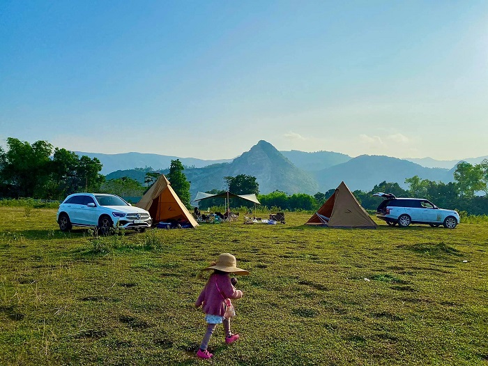 Khách du lịch Lương Sơn Hòa Bình có thể cắm trại tại hồ Đồng Chanh