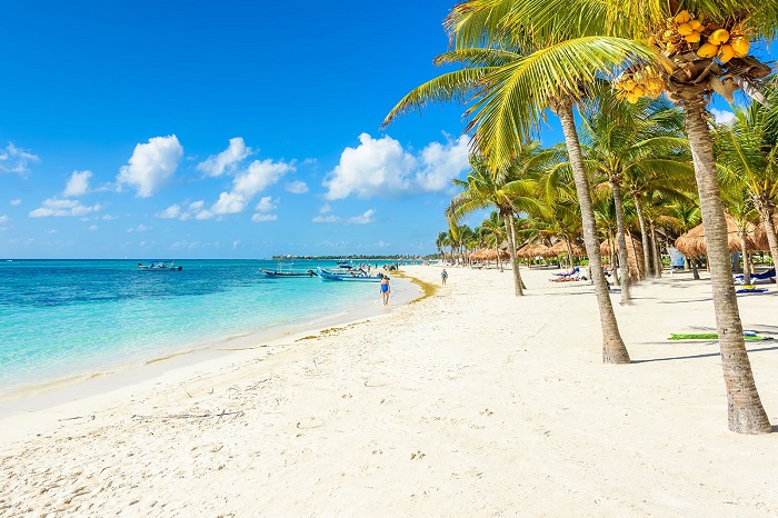 Tắm nắng tại bãi biển là một trong những trải ngiệm nên thử ở Cancun