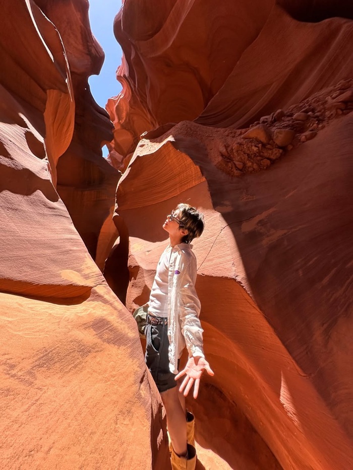 Những vách đá sa thạch uốn lượn đặc trưng của Antelope Canyon tạo nên khung hình đậm chất điện ảnh cho thành viên BTS. Ảnh: Instagram nhân vật