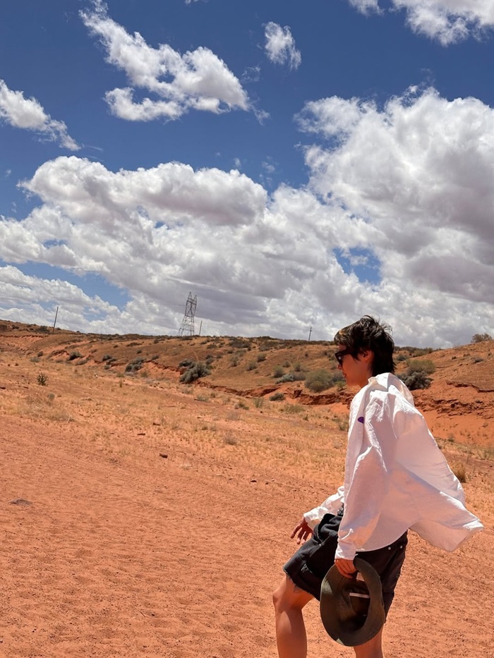 J-Hope đi giữa khung cảnh sa mạc Arizona trong chuyến khám phá hẻm núi Linh Dương (Antelope Canyon), Mỹ. Ảnh: Instagram nhân vật