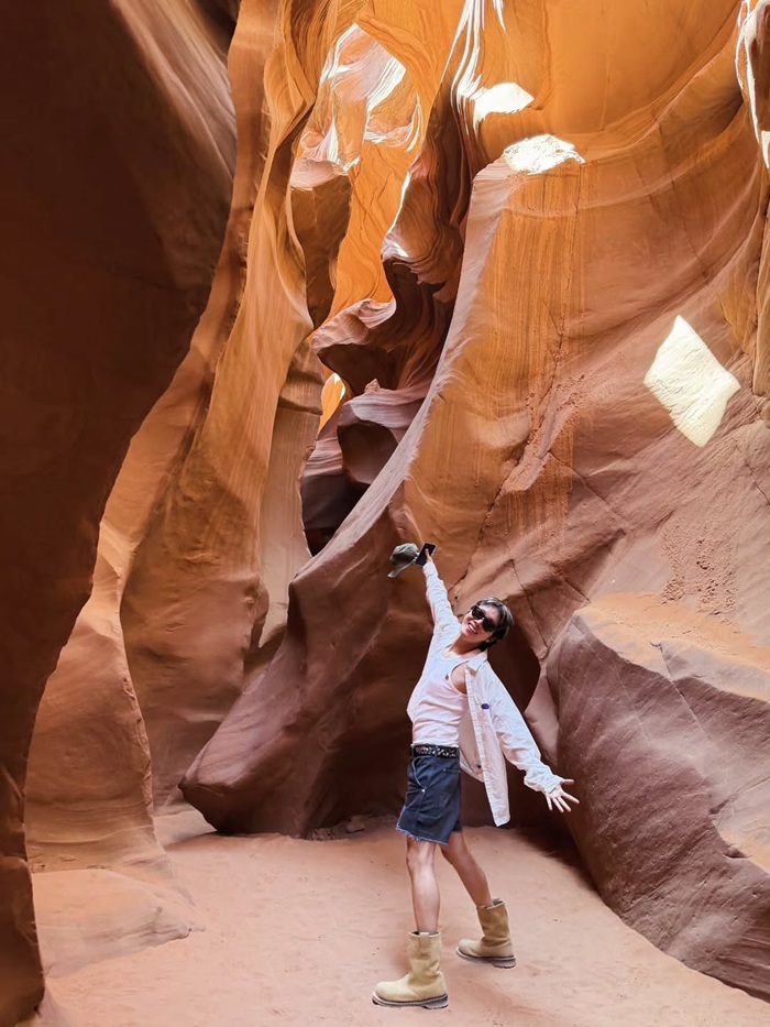 Antelope Canyon nổi tiếng với các lớp đá đổi màu theo ánh sáng, là điểm đến được nhiều du khách và nhiếp ảnh gia yêu thích. Ảnh: Instagram nhân vật