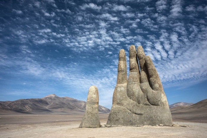 bàn tay giữa sa mạc- một trong những địa điểm kỳ lạ nhất hành tinh