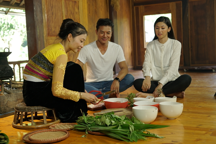 Kỹ năng của người Thái trong chế biến xôi nếp nương Mai Châu đầy tinh tế và khéo léo.